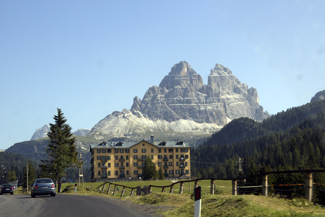 2011-08-23_08-33-11 cadore.jpg - Die Drei Zinnen von Misurina aus